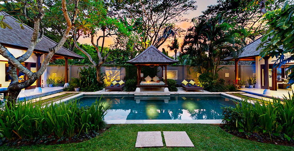 Villa Kedidi - Pool and gardens at dusk